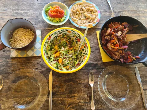 Eine gesunde Mahlzeit hübsch drapiert auf einem Tisch