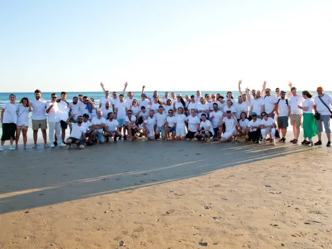 A group photo of the whole 1xTEAM on the seafront