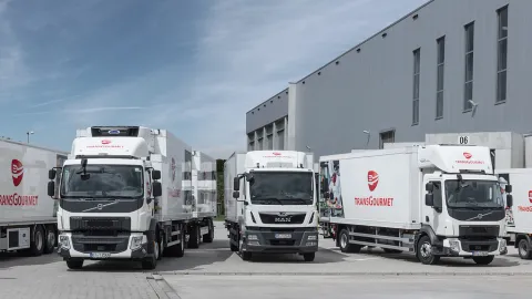 Transgourmet Food Trucks neben dem Lagerhaus