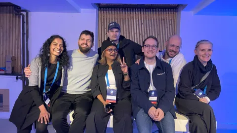 Kleine Gruppe von DrupalCamp Berlin-Teilnehmern mit ihren Tickets