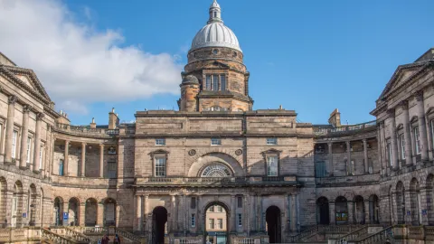 Historisches altes Gebäude der Universität von Edinburgh